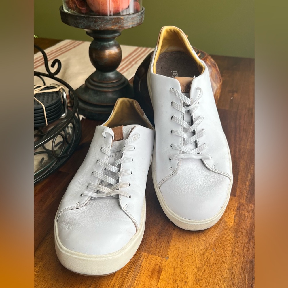 OluKai  Lae’Ahi Li’ili Leather Sneakers